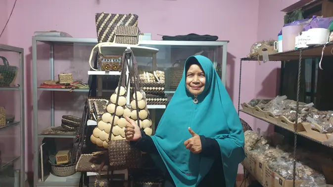 Dari Dapur Rumah ke Pasar Jamaika, Yanti Batok Craft Buktikan Limbah Batok Kelapa Tembus Mancanegara