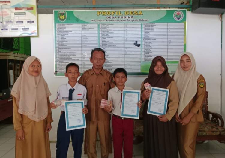 Pemdes Puding Salurkan Insentif Rp 200 Ribu untuk Enam Siswa Berprestasi, Program Jadi Agenda Tahunan