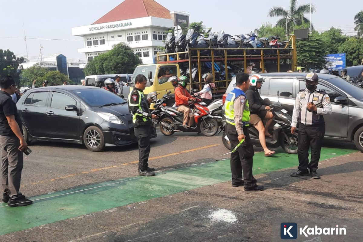 Truk Rem Blong Tabrak Belasan Motor di Simpang Unisma Bekasi, Satu Pengemudi Ojol Tewas