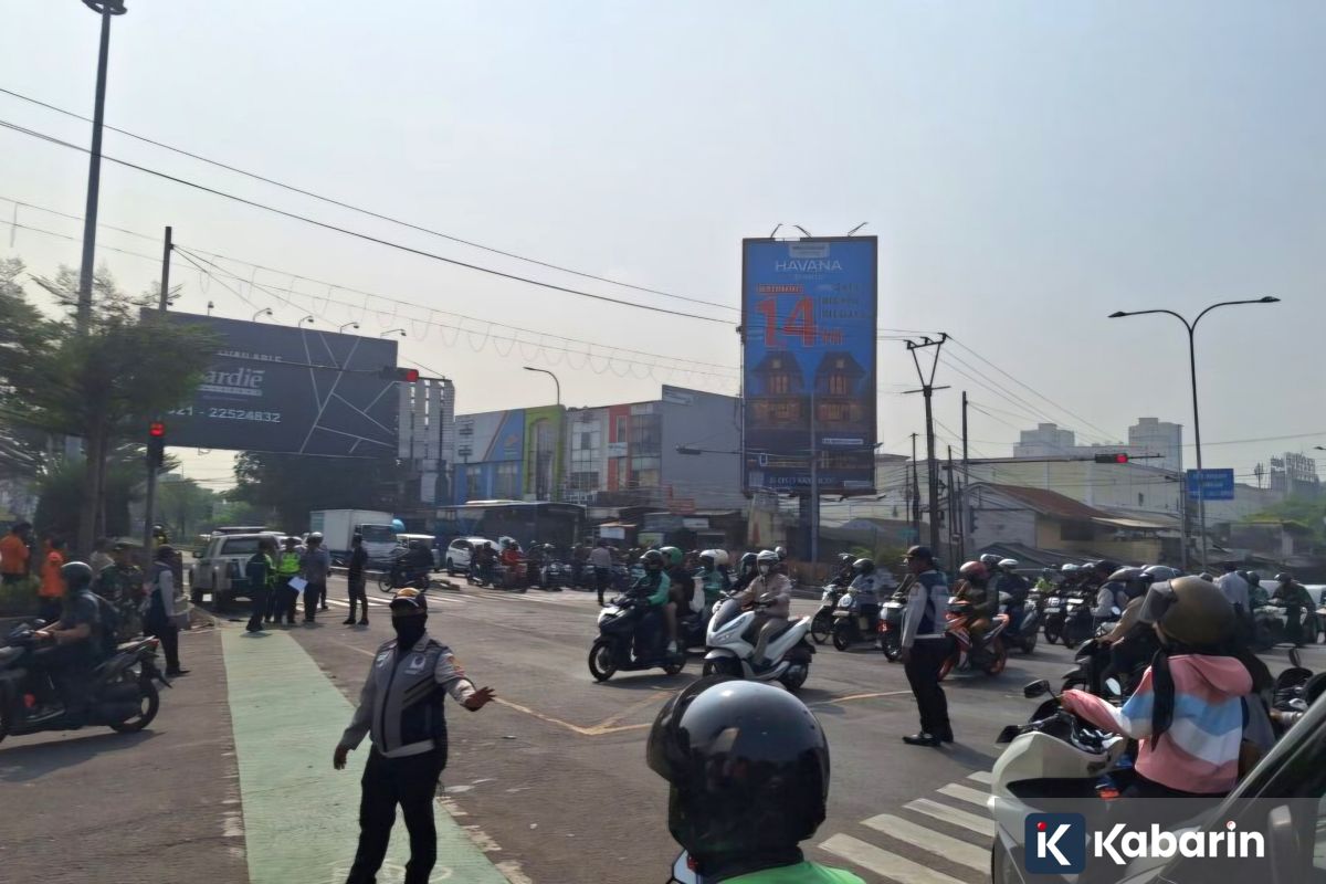 Truk Rem Blong Tabrak Belasan Motor di Simpang Unisma Bekasi, Satu Pengendara Ojol Tewas