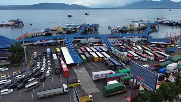 ASDP Kerahkan 30 Kapal Per Hari, Aktifkan Kantong Parkir 400 Truk untuk Urai Macet Horor di Pelabuhan Ketapang