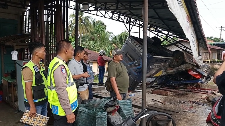 Bus Karya Agung Tabrak Tempat Cuci Motor di Asahan, Sembilan Orang Luka-Luka