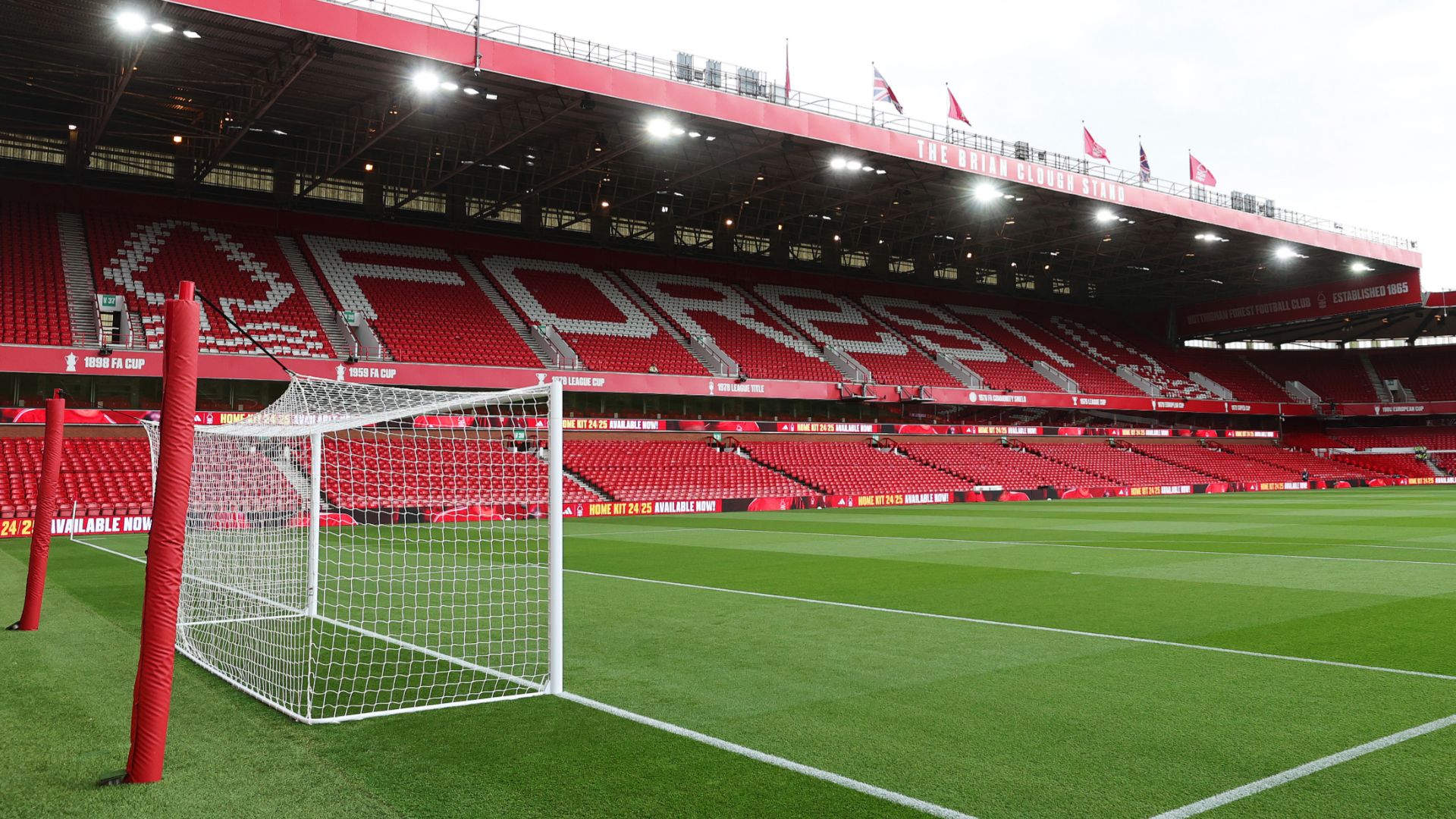 Dilema City Ground: Peter Shilton Bela Perasaan vs Kebutuhan Saat Nottingham Forest Kejar Ketertinggalan dari Rival Liga Premier