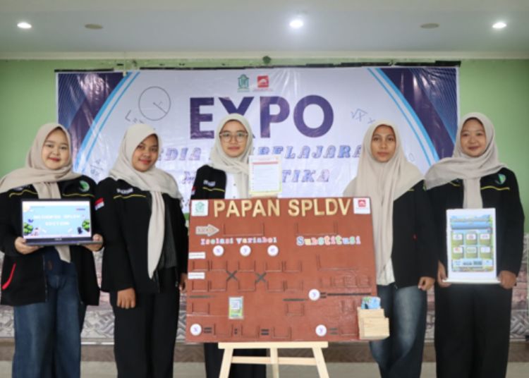 Mahasiswa UIN Kudus Ciptakan Papan SPLDV dan E-Learning untuk Atasi Kesulitan Matematika Siswa MTs