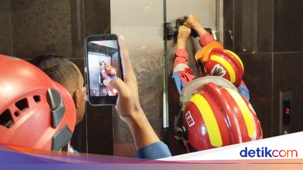 Tim Damkar Solo Evakuasi Ayah dan Anak Terjebak Lift Hotel di Kerten, Proses 10 Menit