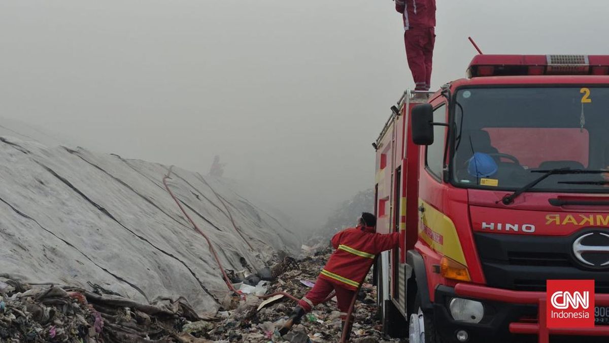Kebakaran TPA Jatiwaringin Belum Padam, Dua Hektare Lahan Sampah Hangus Terbakar