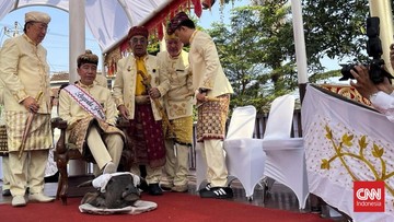Budayawan Lampung Urai Makna Prosesi Injak Kepala Kerbau yang Dijalani Jokowi
