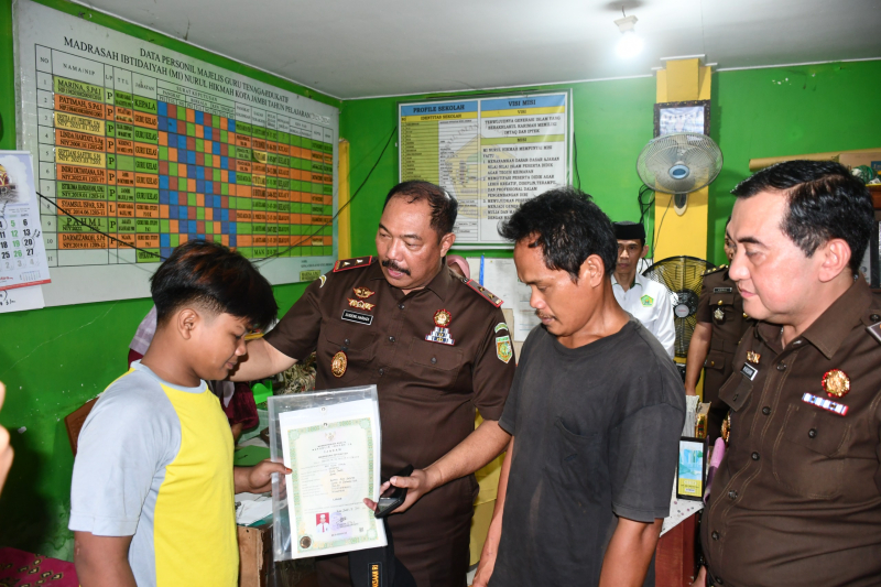 Kajati Jambi Pribadi Lunasi Tunggakan Sekolah Dua Siswa MI di Simpang IV Sipin saat Harganas 2026