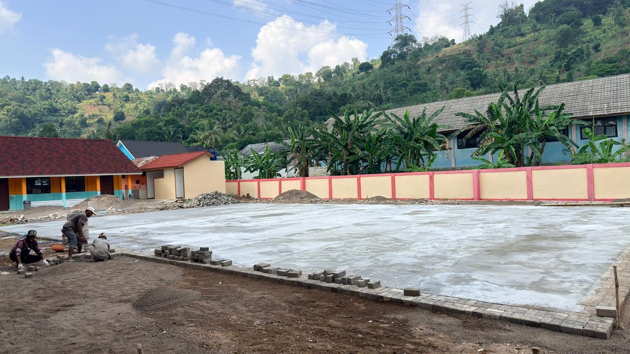 PLN Indonesia Power Ubah Limbah Jadi 15.000 Paving Block untuk Sekolah di Cilegon