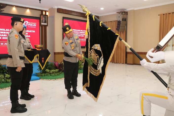 Polda Kaltim Gelar Upacara Pemuliaan Nilai Tribrata Jelang Hari Bhayangkara ke-80, Pataka Bersejarah Dicuci
