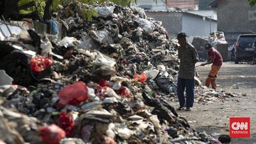 Petugas Dinas Lingkungan Hidup Bersihkan Tumpukan Sampah di Gang Swadaya Cakung yang Sempat Tutup Akses Jalan