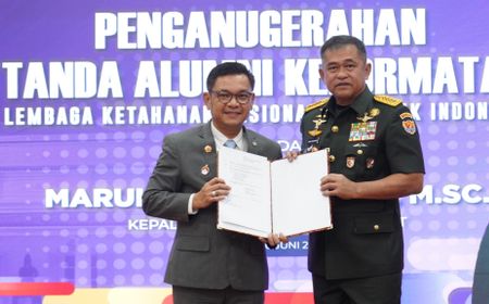 KSAD Maruli Terima Alumni Kehormatan Lemhannas, Program Jembatan dan Netralitas TNI Jadi Penilaian