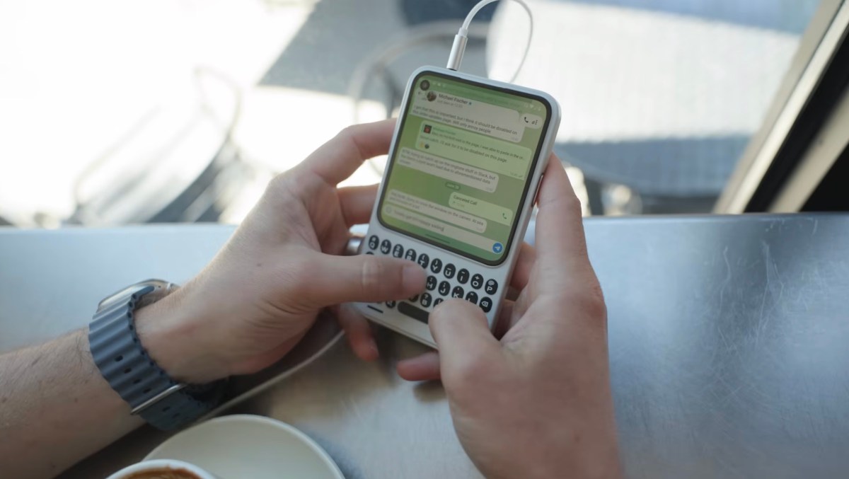 Clicks Communicator Resmi Meluncur Akhir 2025, HP BlackBerry Modern dengan Keyboard Fisik dan Lampu Notifikasi Kustom