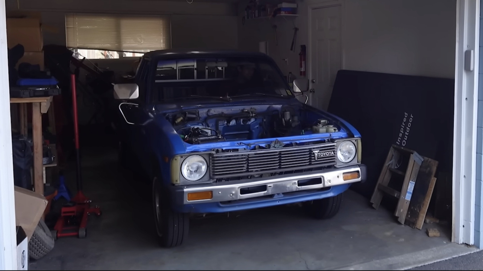 Konversi Toyota Pickup 1982 Jadi EV Buatan Sendiri, Alternatif Lebih Personal dari Slate Truck