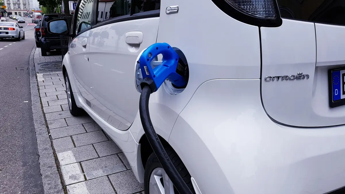 Subsidi Mobil Listrik Batal Lagi, Insentif Rp5 Juta untuk Motor Listrik Masih Digantung