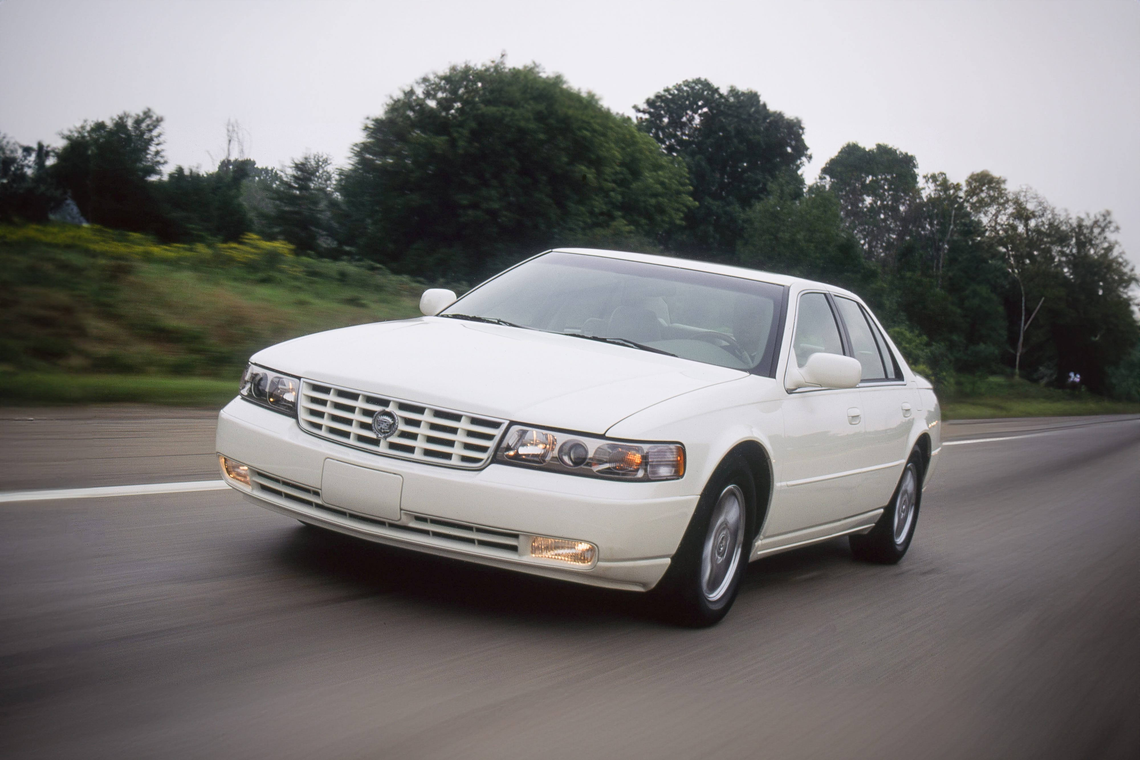 Cadillac Seville STS 1998: Serangan Mobil Mewah Amerika ke Pasar Eropa dan Jepang