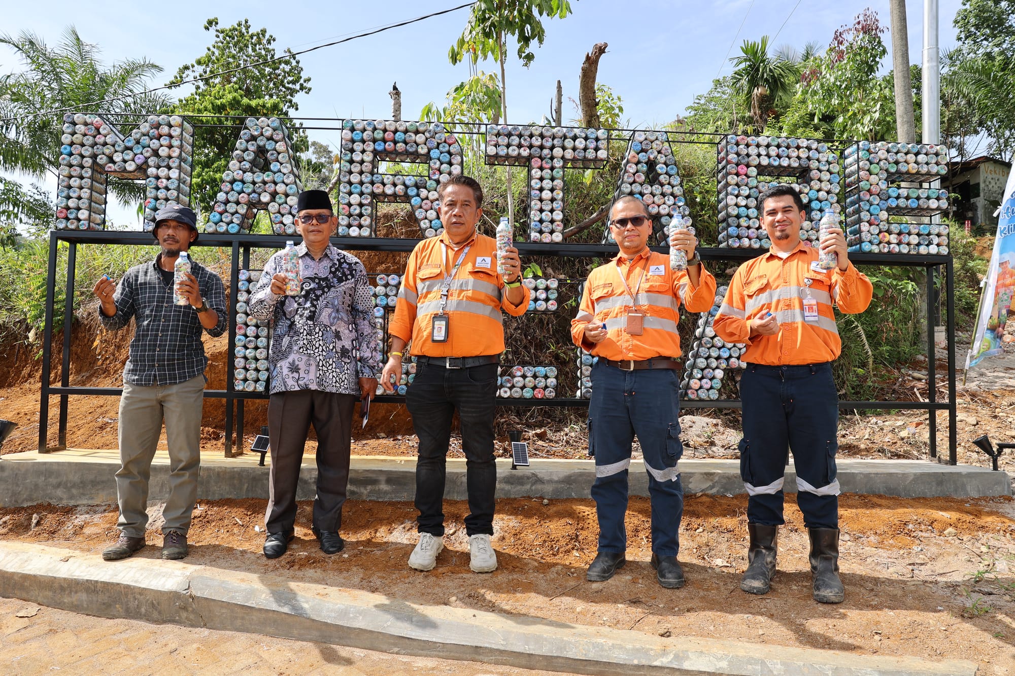 Ubah 10.000 Botol Plastik Jadi Taman, Tambang Emas Martabe Kurangi 2,5 Ton Sampah