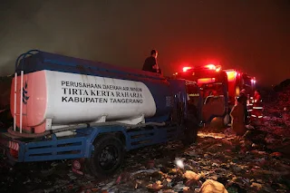 Perumdam TKR Kerahkan Mobil Tangki Air untuk Bantu Padamkan Kebakaran TPA Jatiwaringin di Kabupaten Tangerang