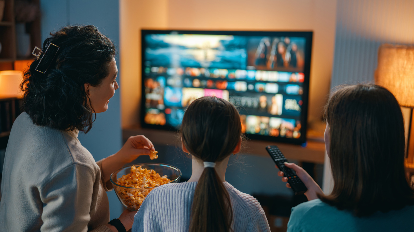 Plex, Jellyfin, atau Emby? Perbandingan Tiga Media Server untuk Bioskop Pribadi