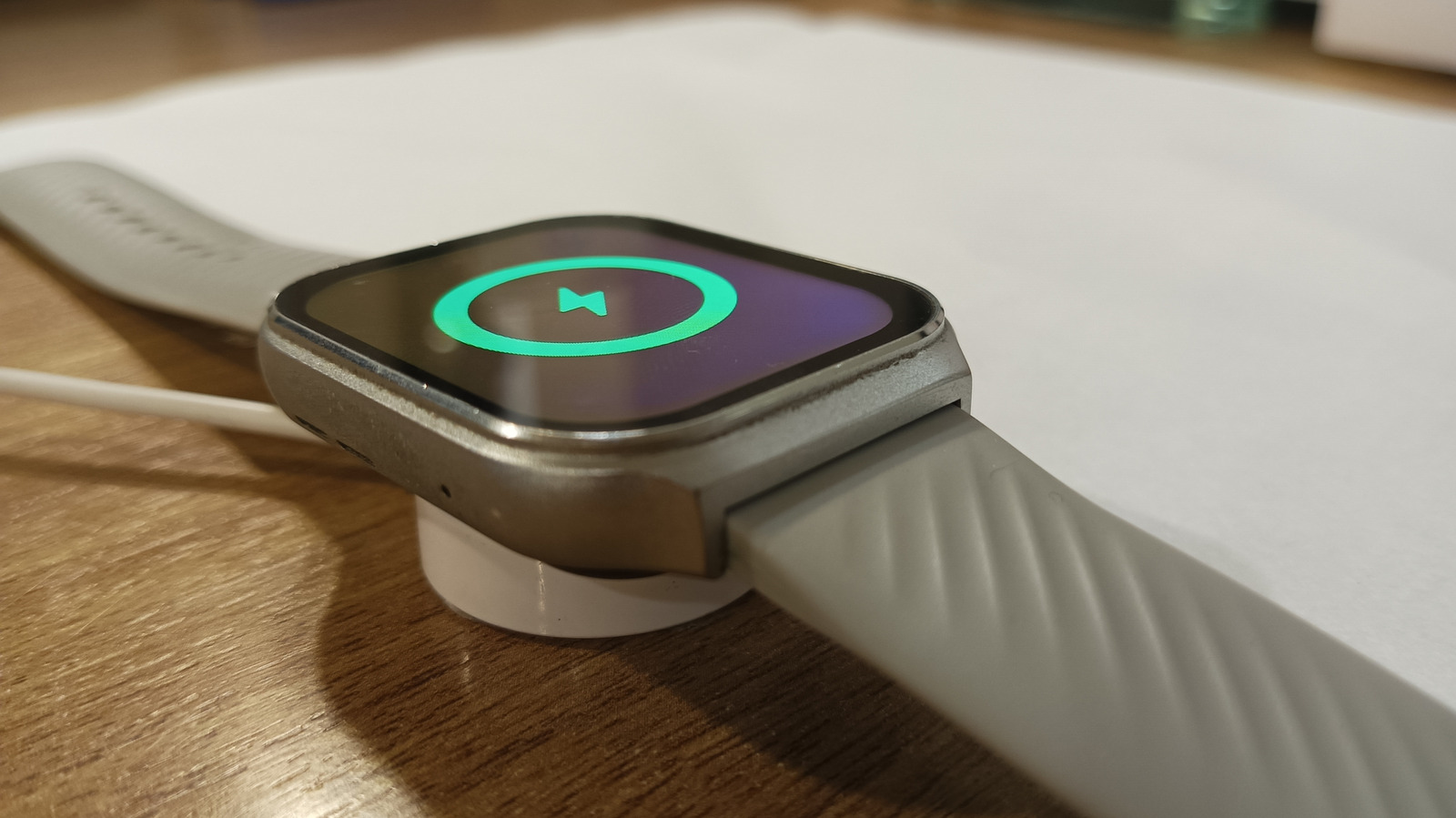 Mengapa Smartwatch Tidak Pakai USB-C Padahal Lebih Cepat dan Praktis