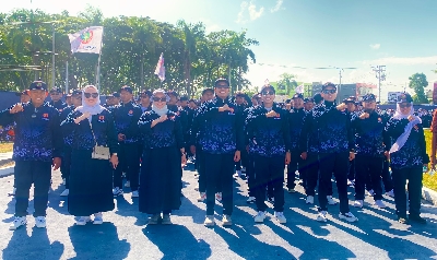 Bupati Enrekang Pimpin Defile 5.000 Guru di Porsenijar Sulsel, Tampilkan Busana ‘Guru Tempo Doeloe’