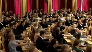 Dukungan untuk Timnas Norwegia di Piala Dunia 2026, Anggota Parlemen Norwegia Kompak Lakukan Viking Row di Ruang Sidang