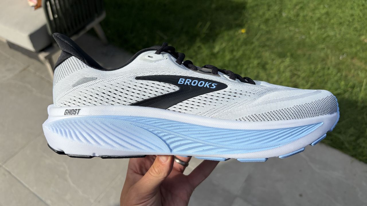 Review Brooks Ghost 18: Sepatu Lari Andal yang Mulai Tertinggal, Harga Rp 2,4 Juta