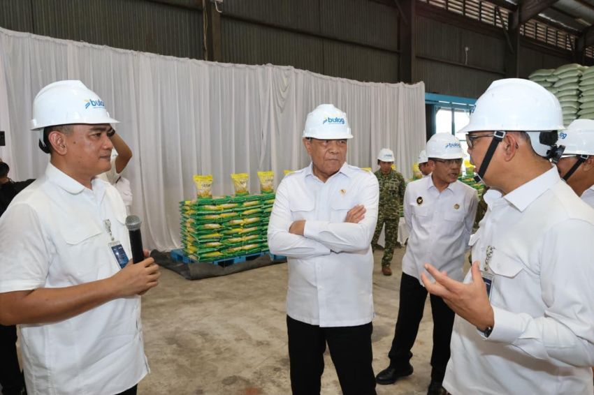 Stok Beras Sumut Capai 44.780 Ton, Menko Polkam Tinjau Gudang Bulog Medan Pastikan Pasokan Aman 7 Bulan