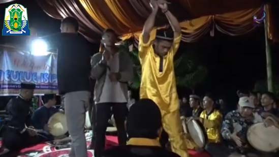 Debus Simeulue Pikat Turis Asing, Wisatawan Mancanegara Naik Panggung dan Ikut Atraksi Benda Tajam