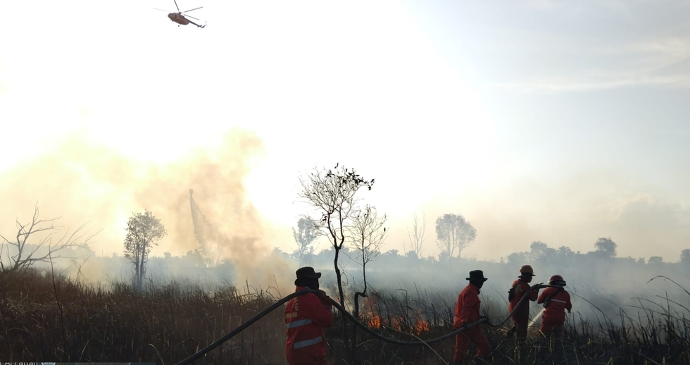 Kebakaran Lahan 5 Hektare di Ogan Ilir, Dua Helikopter Waterbombing Dikerahkan Padamkan Api dari Udara