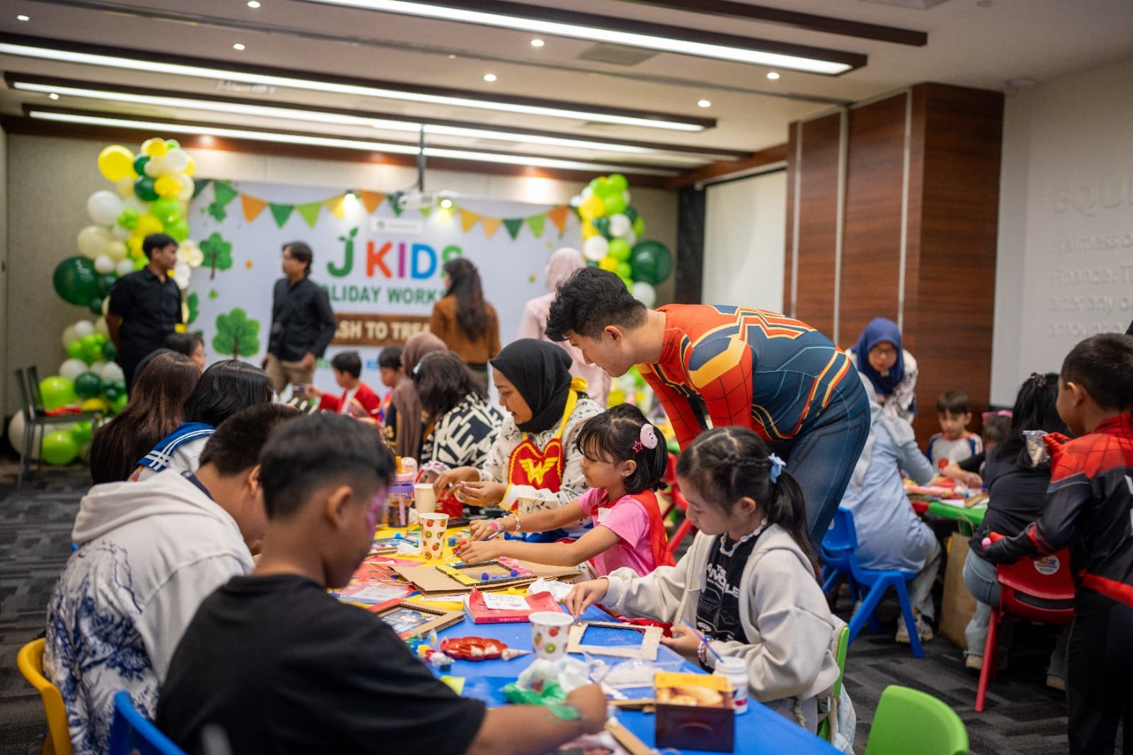 J Resources Gelar J Kids untuk Ketiga Kalinya, Ajak Anak Karyawan Sulap Kardus Bekas Jadi Bingkai Foto