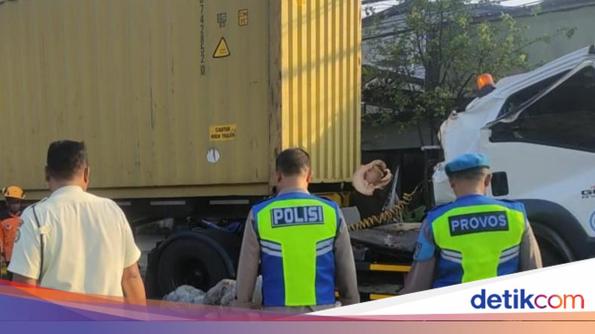 Pohon Tumbang Timpa Truk Trailer yang Parkir di Boyolali, Kabin Ringsek dan Jalan Semarang-Solo Sempat Tertutup