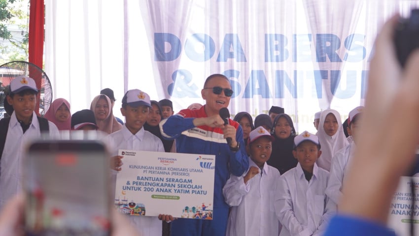Komut Pertamina Turun Langsung ke Banyuwangi, Bagikan 200 Paket Seragam Sekolah untuk Anak Prasejahtera