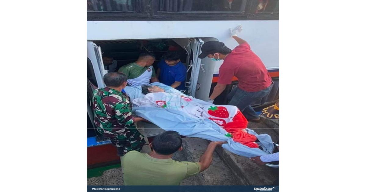 Libur Sekolah, Babinsa Dabo Bantu Evakuasi Pasien Stroke dari Pelabuhan Jago ke RS Tanjung Pinang