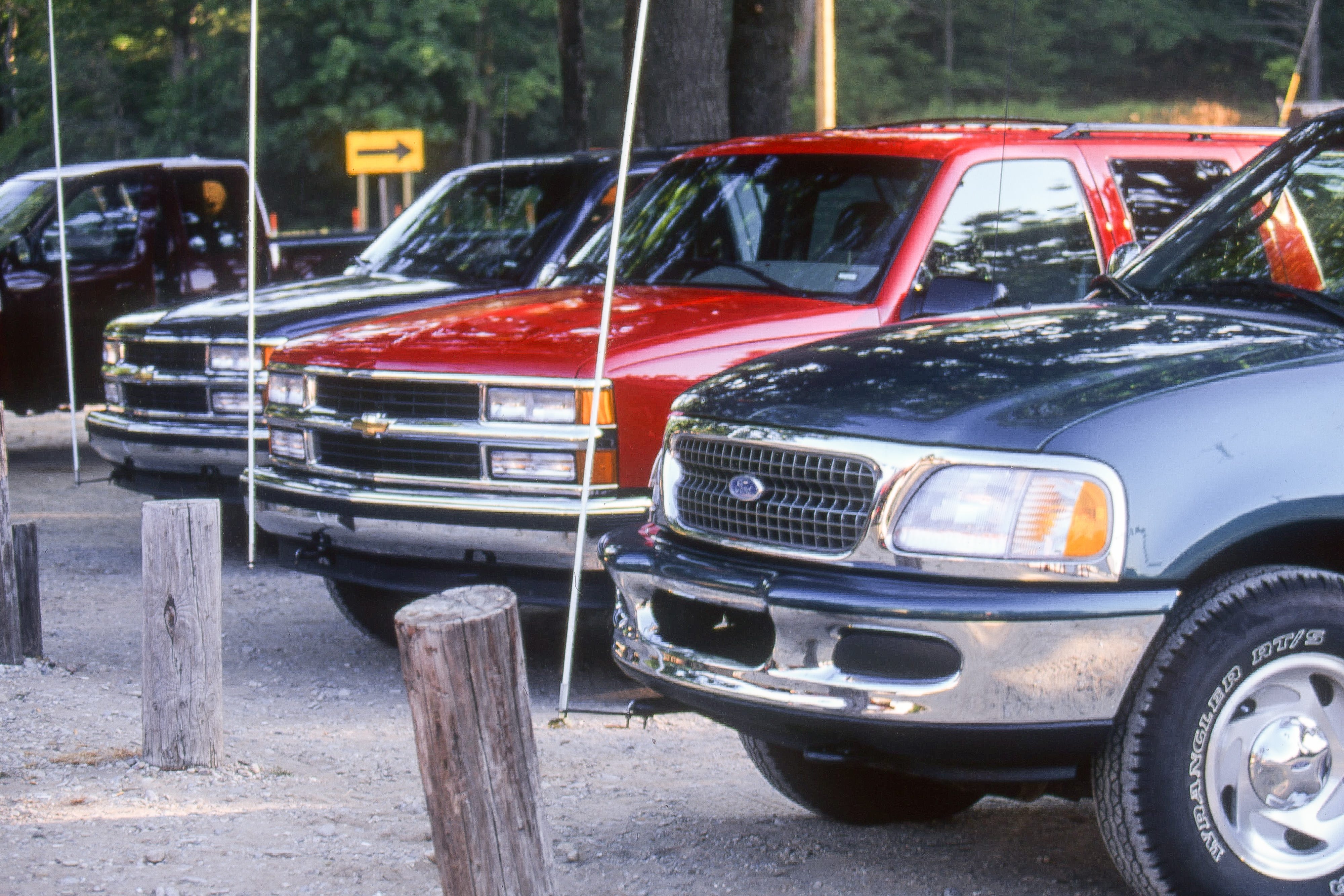 Foto Perbandingan SUV Ukuran Penuh 1997: Chevrolet Suburban, Tahoe, dan Ford Expedition