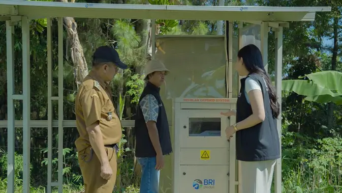 BRI Pasang PLTS di Desa Bojong Bandung Barat, Listrik 17,4 kWp Hidupkan Usaha Mikro Warga