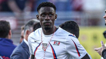 Kartu Merah Folarin Balogun Dicabut Usai Intervensi Petinggi Negara, Gema Skandal Piala Dunia 1962 Kembali Terdengar