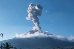 Gunung Lewotobi Laki-laki Erupsi Lagi, Kolom Abu Capai 2.984 Meter, Warga Diimbau Waspadai Lahar Dingin