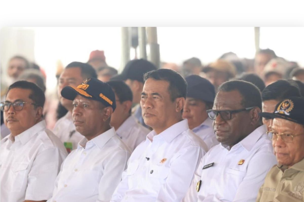 Mentan Amran Serahkan Bantuan Alsintan Rp1,3 Triliun untuk Petani Merauke, Target Tanam Padi Tiga Kali Setahun