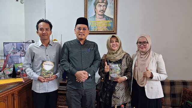 Sultan Palembang Darussalam Terima Dua Buku Kajian Ramuan Herbal Komering dan Pengawetan Sawo dari Tiga Akademisi Muda Sumsel