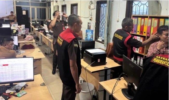 Kejati Kaltim Geledah Kantor Disdikbud Kukar, Sita Dokumen TPP Guru ASN dan Insentif Non-ASN 5 Tahun Terakhir
