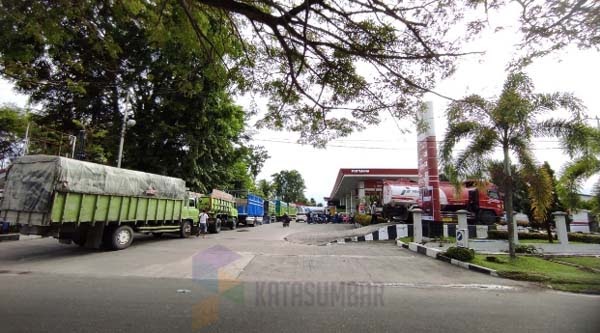Distribusi BBM Subsidi di Sumatera Barat Tersendat Akibat Kemacetan di Tiga Titik, Antrean Warga Capai Empat Kilometer