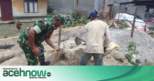Babinsa Koramil 02/Bebesen Turun Tangan Bangun Rumah Warga di Aceh Tengah, Serda Saufan Aduk Semen di Blang Kolak I