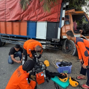 Truk Muatan Karet Tabrak Pohon Sawit di Pasaman Barat, Basarnas Padang Kirim 5 Personel ke Lokasi