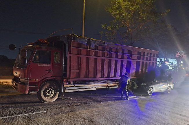 Kecelakaan Maut di Bypass Alang-alang Lebar Palembang: Mobil Sigra Tersangkut di Kolong Truk Mogok, Sopir Alami Luka Robek di Kepala