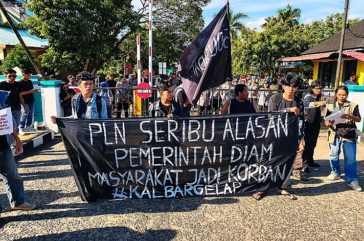 Demo Solmadapar Desak Kompensasi Pemadaman Listrik, PLN Kalbar Lempar Kewenangan ke Pusat