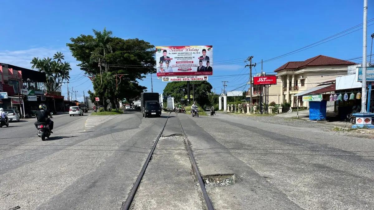 KAI Divre II Sumbar Minta Maaf, Perlintasan Kereta Lubuk Buaya Licin Saat Hujan Segera Diperbaiki
