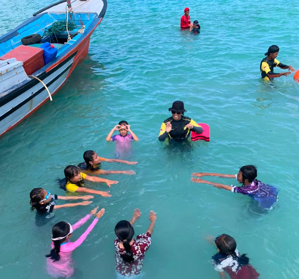 SAR Natuna Latih Pelajar di Pulau Laut Berenang dan Gunakan Alat Keselamatan Maritim, Program Gratis Tiga Kali Sepekan