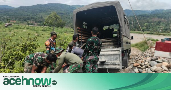Satgas TNI Kodim 0108/Agara Kencangkan Kabel Baja Jembatan Gantung Sepanjang 250 Meter di Aceh Tenggara, Target Rampung Tahun Ini