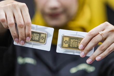 Harga Emas Antam Kembali Terkoreksi, Buyback Merosot ke Rp2,393 Juta per Gram